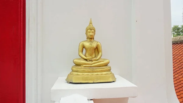 Goldener Buddha Vor Einer Weißen Wand — Stockfoto