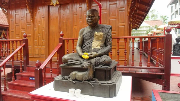 Wat Indraviharn Bangkok, Tayland bahçesindeki kutsal adam