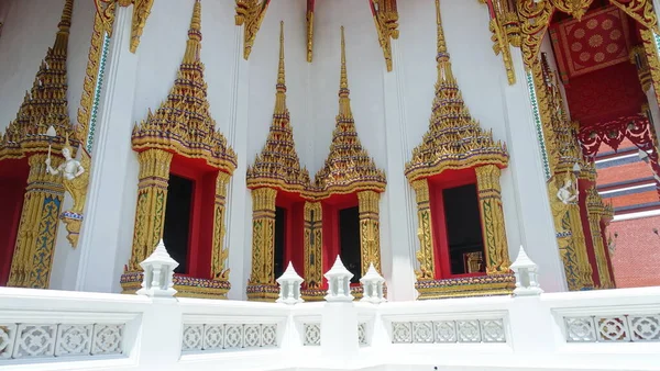 Wat Devaraj Kunchon的寺庙窗户 — 图库照片
