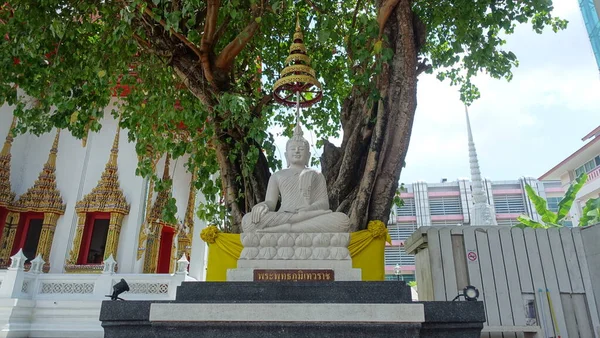 Heiliger Mönch Vor Dem Wat Devaraj Kunchon — Stockfoto