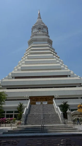 Bangkok, Tayland 'da Wat Paknam Phasi Charoen' in büyük beyaz şapşalı.