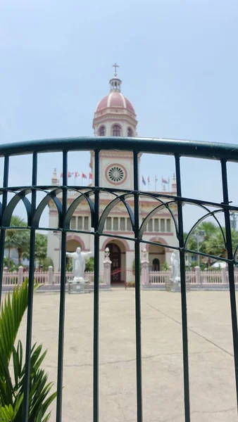 Bangkok, Tayland 'daki Santa Cruz Kilisesi' nin ana girişi.