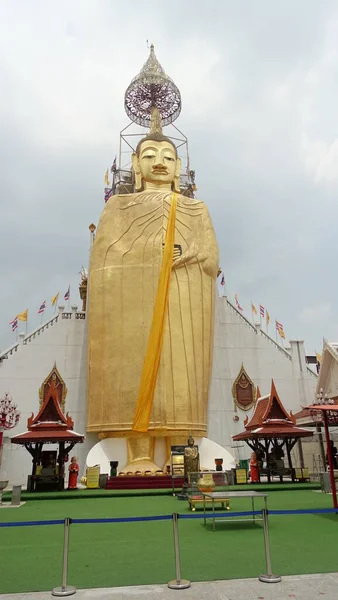 Großer Goldener Stehender Buddha Wat Indrawihan Bangkok — Stockfoto