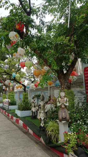 Yan şeritte tanrı ve lampion figürleri