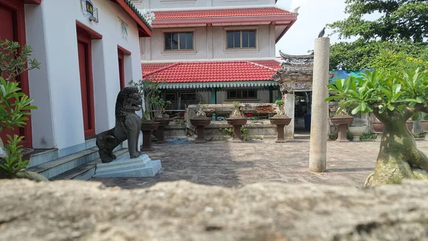 Budist bir manastırın avlusunda.