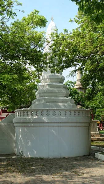 Weiße Chedi Wat Rantcha Orasaram — Stockfoto