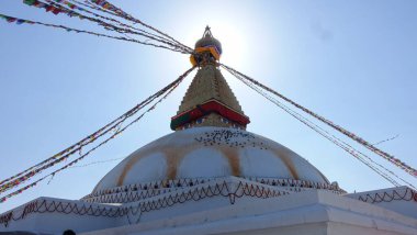 Boudha, Nepal 'deki beyaz stupa güneş yansıması.