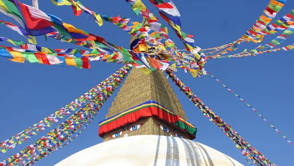 Boudha, Nepal 'deki büyük beyaz stupanın tepesinde.