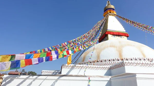 Boudha, Nepal 'deki büyük beyaz stupanın tepesinde.