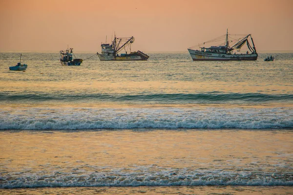 El atardecer con barcos en la costa de Colombia — Foto de Stock