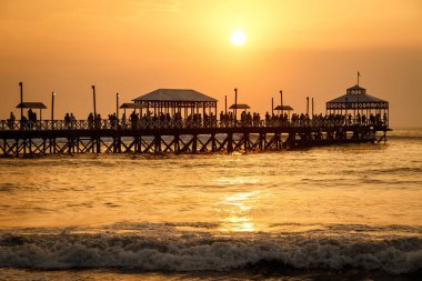 Günbatımı iskelede Huanchaco Town, Peru
