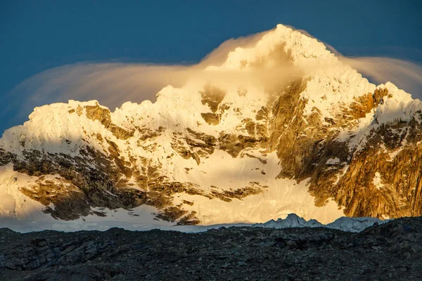 Alpamayo peak im huascaran nationalpark in peru — Stockfoto