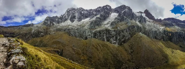 Vista panorâmica das montanhas da Cordilheira Blanca no Peru — Fotografia de Stock