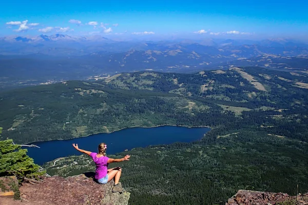 Jenteturist nyter en fantastisk utsikt, Canada – stockfoto