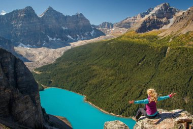 Sarı saçlı genç uzun yürüyüşe çıkan kimse üst, Banff Np, Kanada