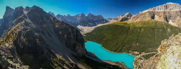 Panoramiczne widoki na jezioro Moraine z wieży Babel, Banff Np, Kanada — Zdjęcie stockowe