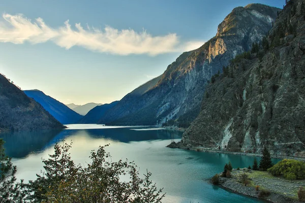Niebieski Lilooet jeziora w British Columbia, Kanada — Zdjęcie stockowe