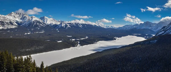 Panoramiczne widoki na zamarzniętym jeziorze Kananaskis w Kananaskis country, Alberta, Kanada — Zdjęcie stockowe