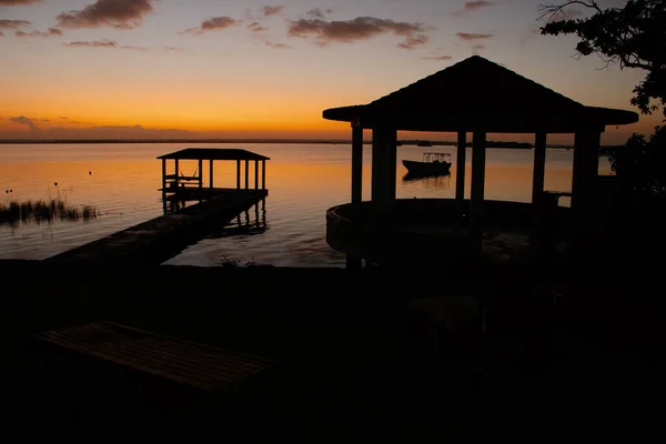 Antes del amanecer en la orilla de la laguna de Bacalar en México — Foto de Stock