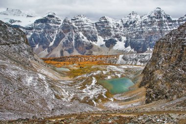 Kanada, Louise Gölü 'ndeki Larch Vadisi' nde Minnestimma Gölü