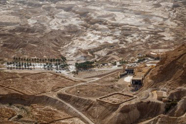 Masada antik mekanı, İsrail 'de ilginç jeolojik çevre ve palmiye ağaçları ile turistik ilgi merkezi olarak kullanılıyor.