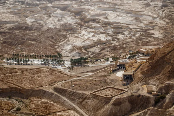 Masada antiken ort als touristenattraktion mit interessanter geologischer umgebung und palmen entlang der straße in israel — Stockfoto