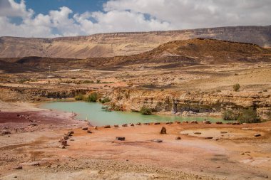 İsrail 'in ortasındaki eşsiz yer olan İsrail' in Negev Çölü 'ndeki Mitzpe Ramon kraterindeki yeşil göl İsrail seyahatinde, Orta Doğu ülkelerinde tatil yapılmalı.
