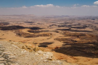 Mitzpe Ramon köyünden İsrail 'in Negev çölündeki dev kraterin üzerinde İsrail' de yürüyüş yapan jeolojik bir hazine.