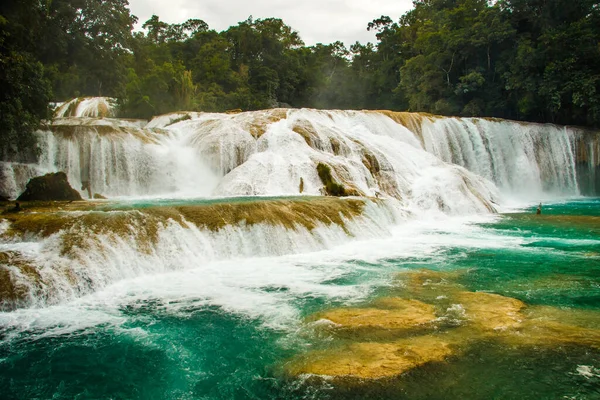 Magical green waterfall of Agua Azul in mexican Chiapas — Stock Photo, Image