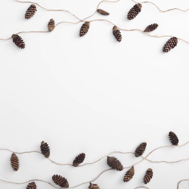 Çam kozalağı ve doğal jüt ipinden yapılmış sıfır atık Noel çelengi.