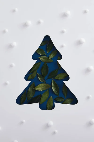 Silhouette d'arbre de Noël bleu classique faite de feuilles vertes et de motifs de chutes de neige — Photo