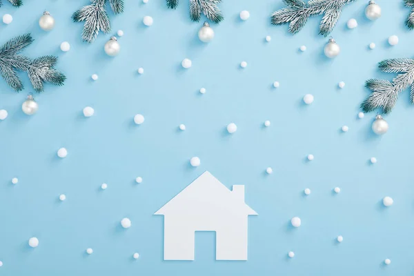 Composición navideña con rama de abeto nevado y adorno blanco — Foto de Stock