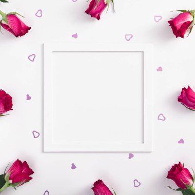 Boş uzayı olan çiçek sınırı. Pembe gül ve taç yaprakları çerçevesi