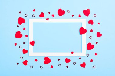 Sevgililer Günü şenlik düzeni. Kırmızı kalpler mavi arka planda