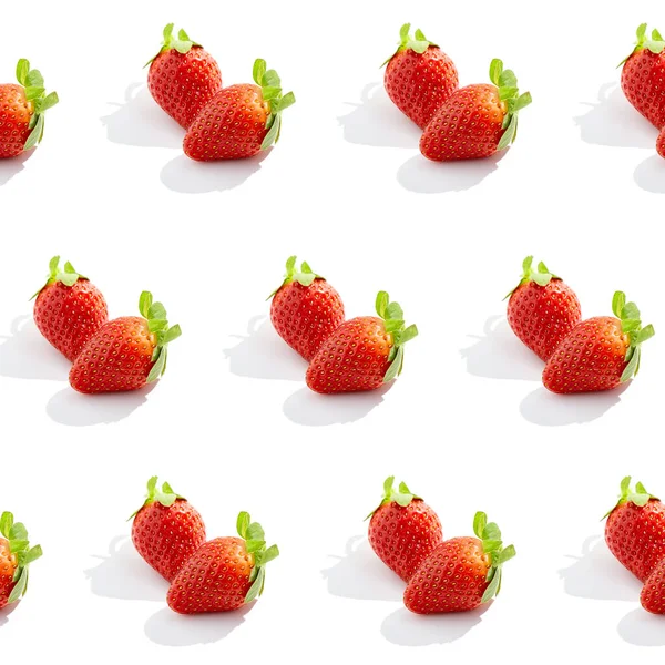 Kreativ Trendiges Muster Mit Frischen Erdbeeren Auf Weiß Bio Konzept — Stockfoto