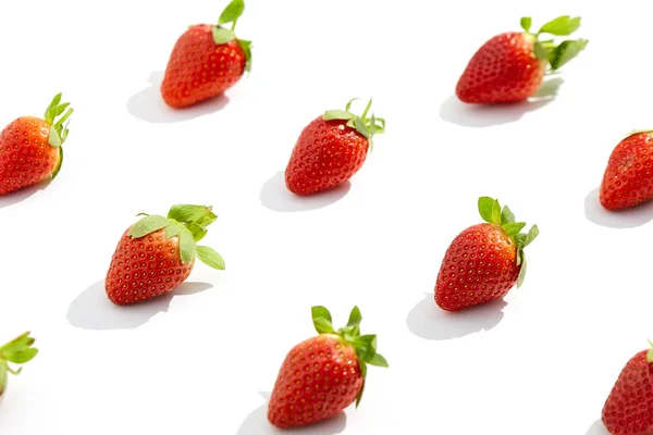 Motif Créatif Tendance Avec Fraise Fraîche Sur Blanc Concept Aliments — Photo