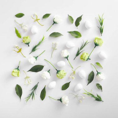 Beyaz arka planda bahar otları ve çiçekler. Kare şeklinde bileşim, tomurcuklanan tomurcuklar ve taze yapraklar. Paskalya bayramı dekorasyonu, botanik elementlerle kırsal stil dekorasyonu.