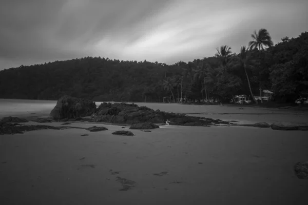 Um dia chuvoso na praia de Etty Bay perto de Innisfail no norte de Queensland, Austrália — Fotografia de Stock