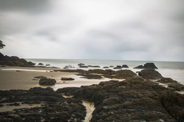 Дощовий день на пляжі бухти Етті поблизу Іннісфейла в Північному Квінсленді (Австралія). — стокове фото