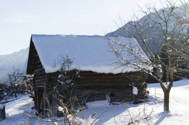 İsviçre Alplerinde karla kaplı dağ evi