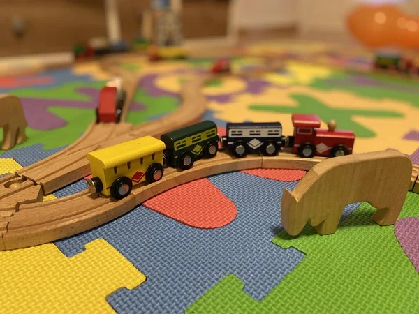 Zabawkowy drewniany pociąg — Zdjęcie stockowe