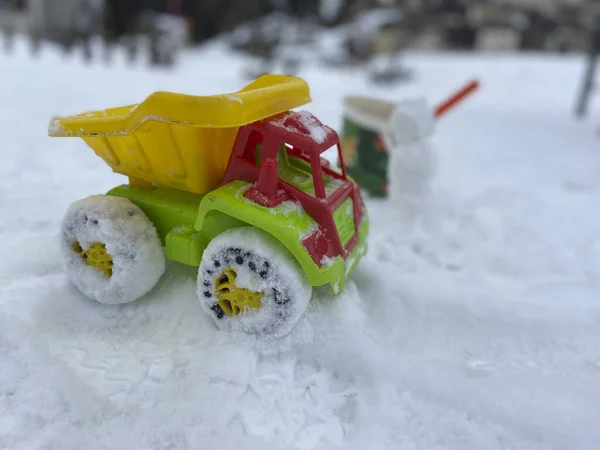 Zabawki Koparki Śniegu Przed Śnieżną Górą Alpach Szwajcarskich Słoneczny Zimowy — Zdjęcie stockowe