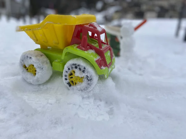 Caminhões Brinquedo Escavadeiras Neve Frente Uma Montanha Nevada Nos Alpes — Fotografia de Stock