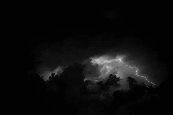 炎热夏夜的暴风雨中闪电的黑白照片 免版税图库照片