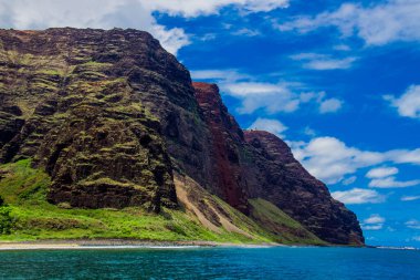 Kauai 'deki Napali kıyısı bir yaz günü Amerikan eyaleti Hawaii' nin bir adası.