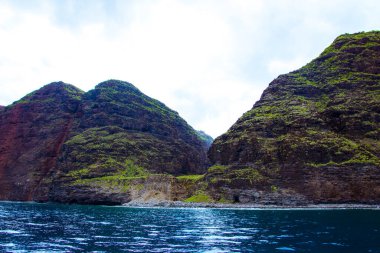 Kauai 'deki Napali kıyısı bir yaz günü Amerikan eyaleti Hawaii' nin bir adası.