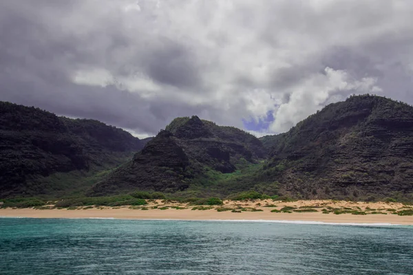 一个夏日 美国夏威夷州考艾岛上的纳帕利海岸 — 图库照片