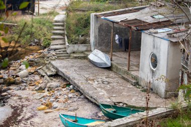 Yıkılmış bir tekne istasyonundaki eski tekneler.