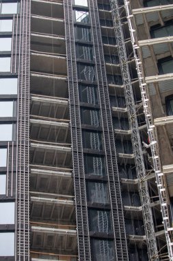 Deniz kenarında çok katlı bir bina inşaatı - sonbaharda çekilmiş.