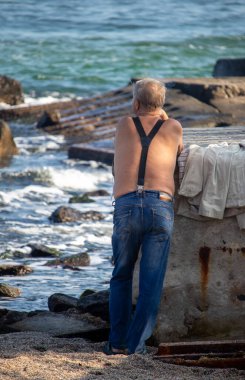 Sonbaharda çıplak gövdesi ve pantolonlu sarhoş adam, Ukrayna - Odessa - 10.17.2019